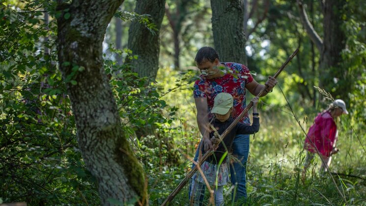 Vikatiga niitmine Tallinna Botaanikaaias_autor Katre Liiv